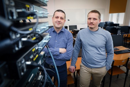 stojący dr hab. Piotr Masłowski, prof. UMK, i dr hab. Mariusz Piwiński, prof. UMK . Kliknij, aby powiększyć zdjęcie.